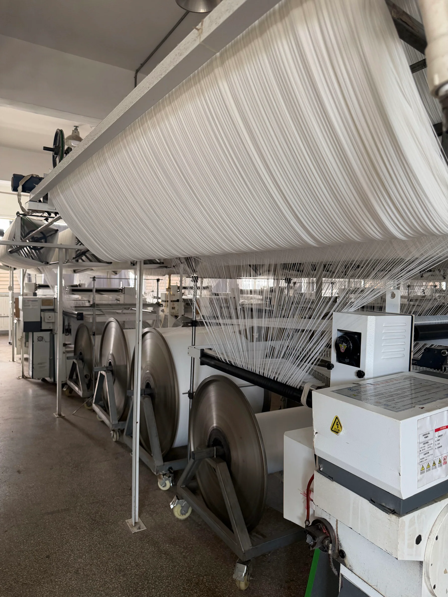 Yarn preparation system feeding warp yarn in the Danli textile workshop