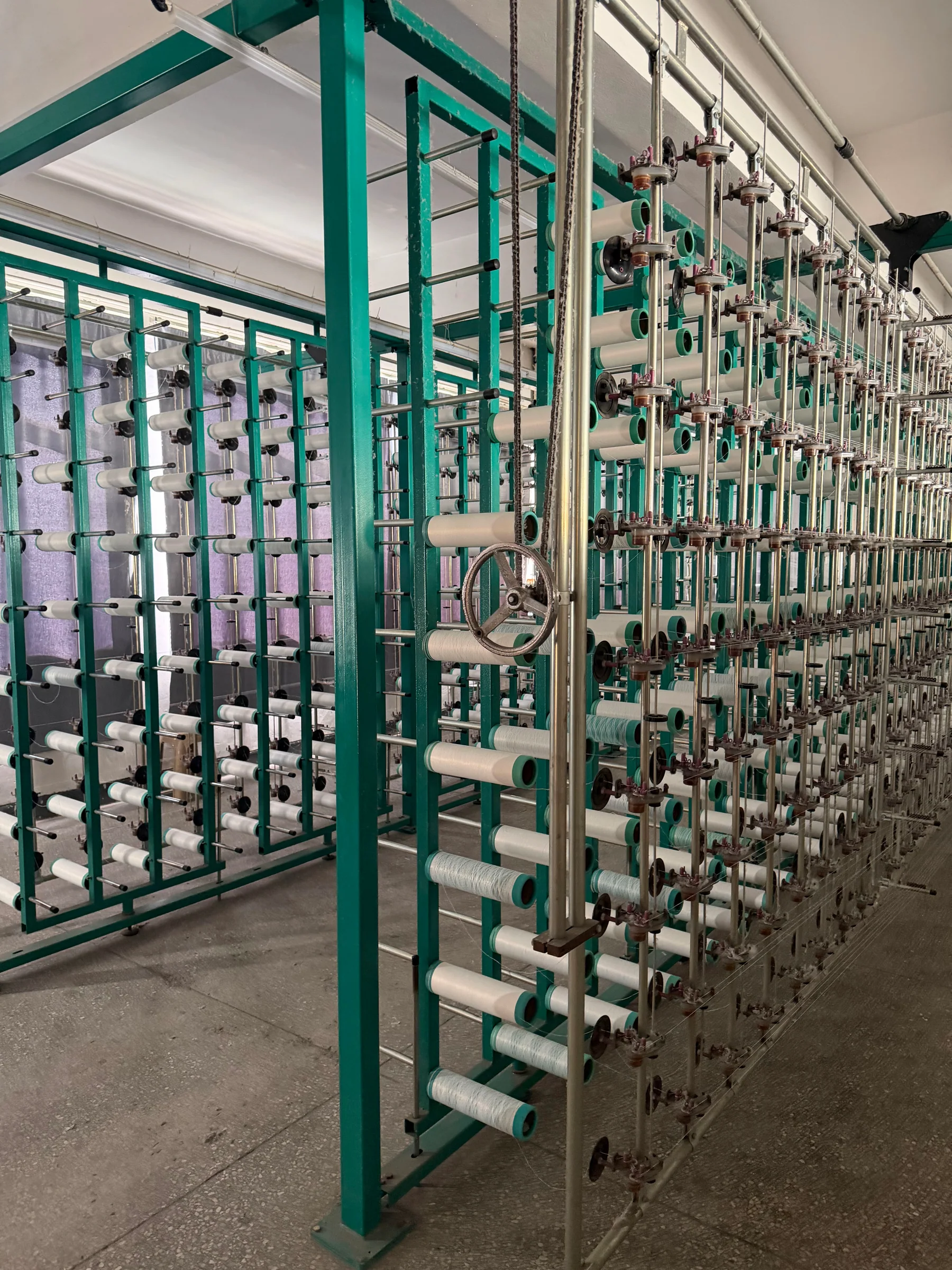 Creel system holding yarn packages for textile production