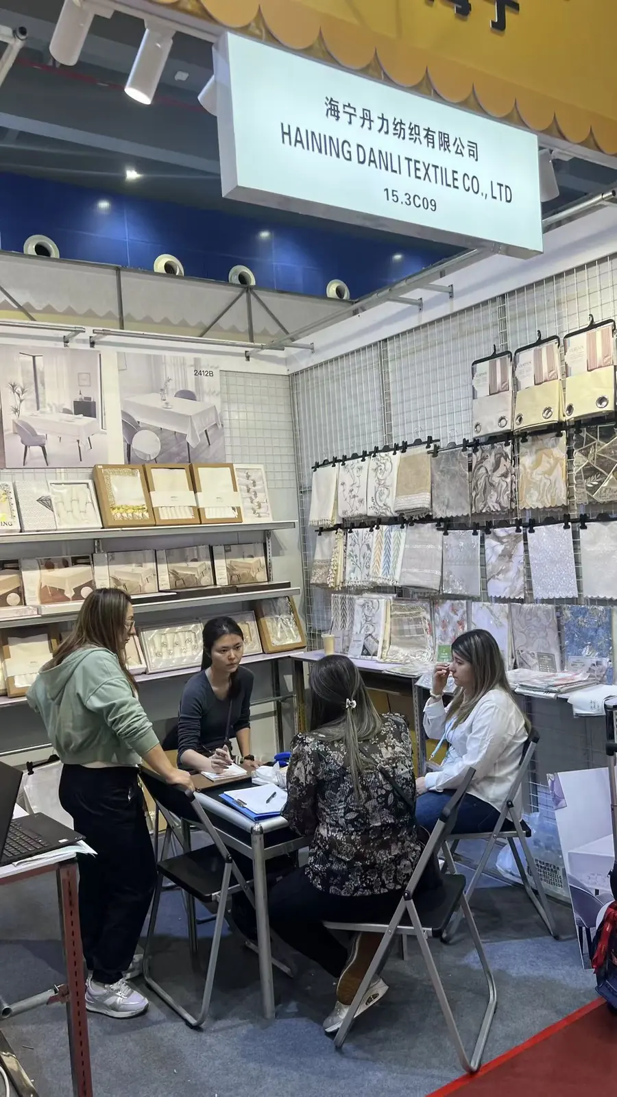 Visitors meeting the Danli team at booth 15.3C09
