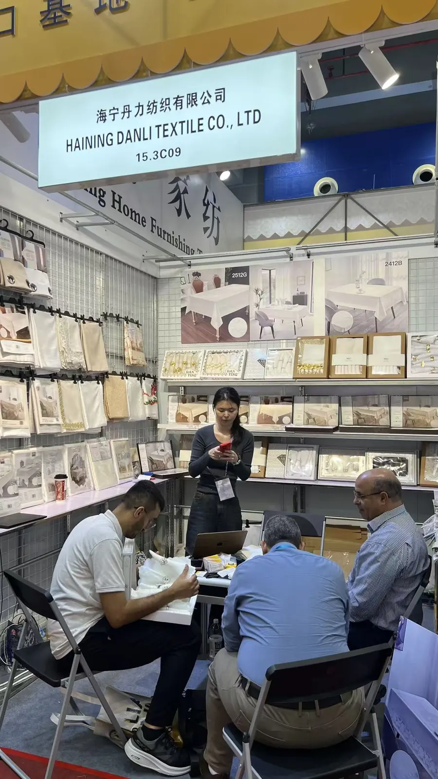 A product meeting at the Danli Canton Fair booth