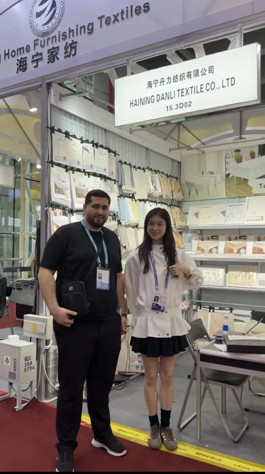 A visitor meeting a Danli representative at the Canton Fair